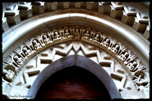 Arquivolta donde aparece representada la Última Cena, en una de las esquinas aparece Micaelis. Iglesia de San Cornelio y San Cipriano de Revilla de Santullán (Palencia)