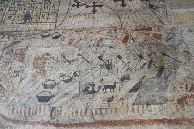 Escena de nobles a caballo con mazas de mando. Pintura mural conservada en el castillo de Alcañiz (siglos XIII-XIV). En el centro y hacia la derecha, la heráldica de los Cabrera. Foto: GFreihalter. Fuente: Wikimedia Commons.